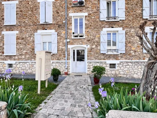 T3 traversant - deux chambres - box - grande cave - grenier