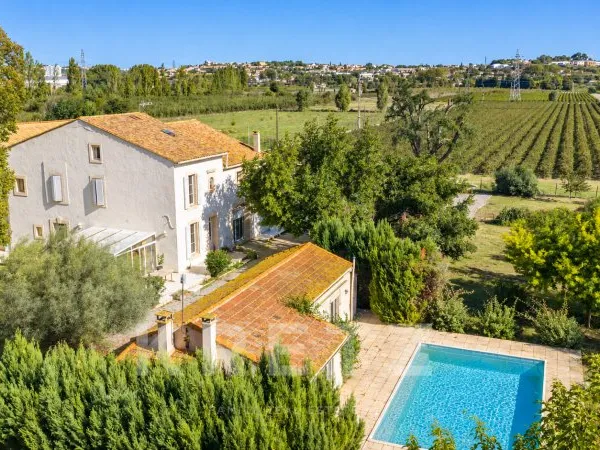 Domaine de caractère avec maison de maître, dépendances, cave viticole et 3 hectares de vignes