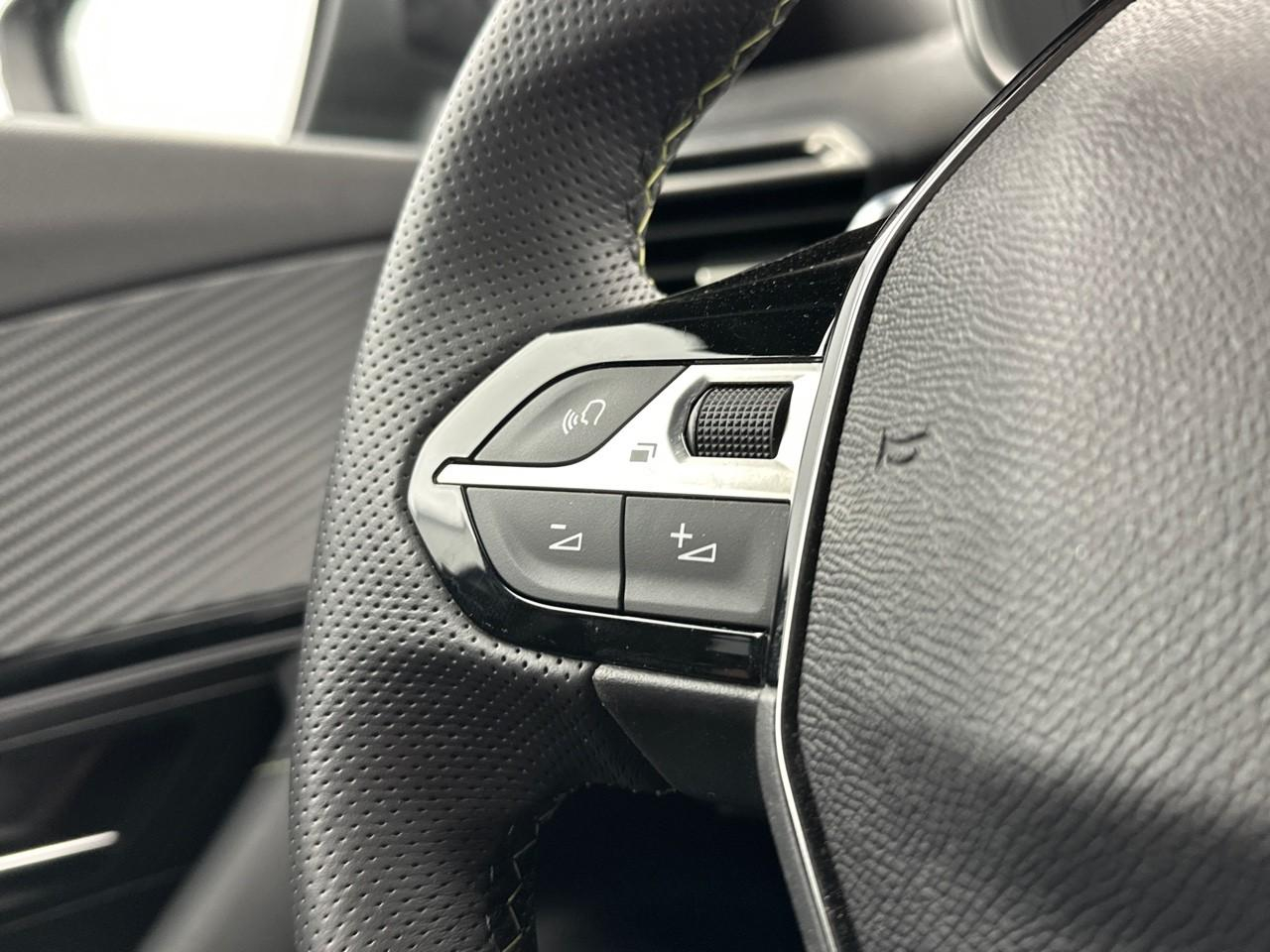 Peugeot 2008 hybrid 136 e-dcs6 gt — photo 18