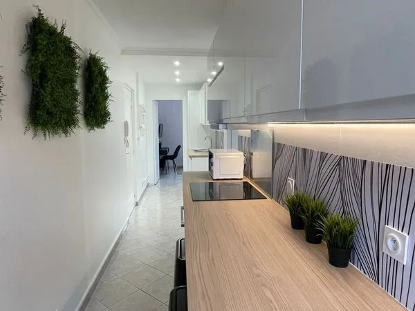 Pièce privée meublé proche T17