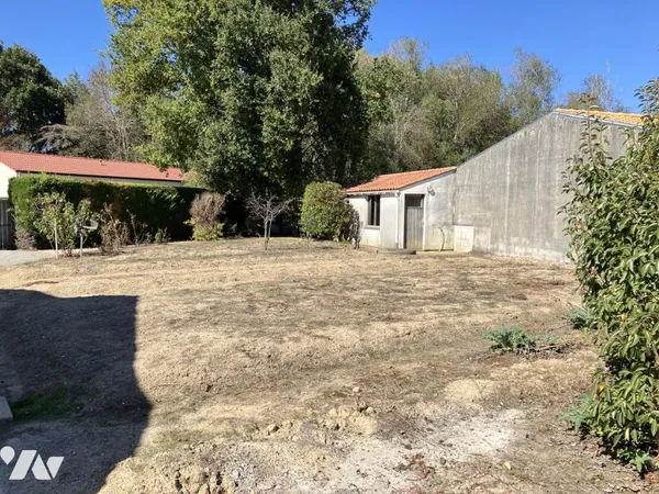 Terrain 718 m²