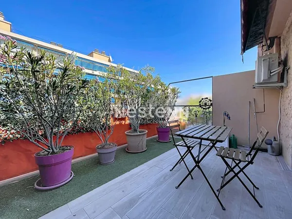 GOLFE-JUAN - STUDIO RÉNOVÉ AVEC TERRASSE EN DERNIER ÉTAGE