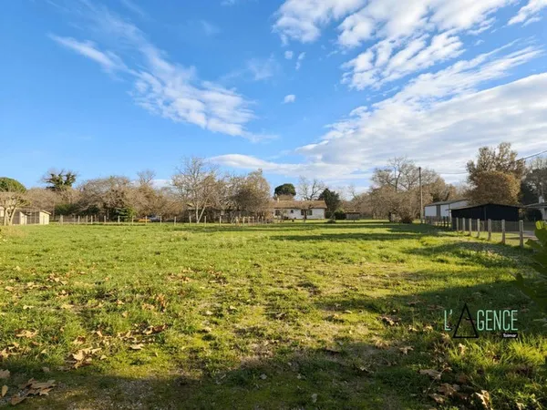 LERM ET MUSSET Terrain constructible 1 200 m² à seulement 10 m