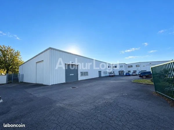 Local industriel 830 m²