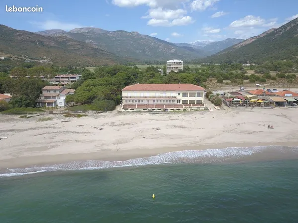 Rare hôtel à rénover pied dans l eau