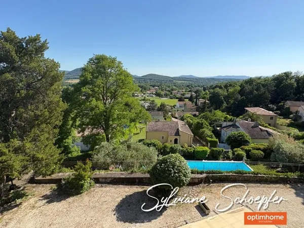 Aux portes de Montélimar : appartement rénové dans un château avec parc privé et piscine