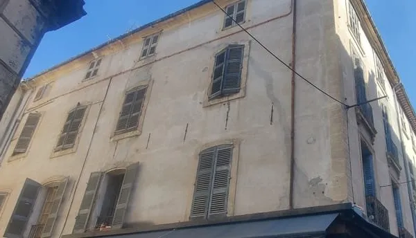 Immeuble à rénover 250m2 + caves.