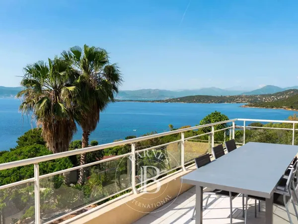 Maison 8 pièces 255 m²