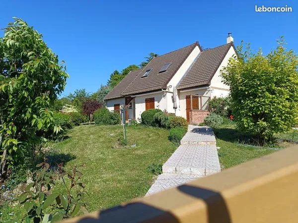 Maison individuelle traditionnelle - 143,77 m² - superficie totale du terrain 852 m² — Mareil-en-Fra