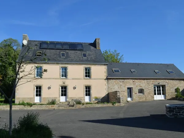Corps de ferme avec gîtes et dépendances Plogonnec