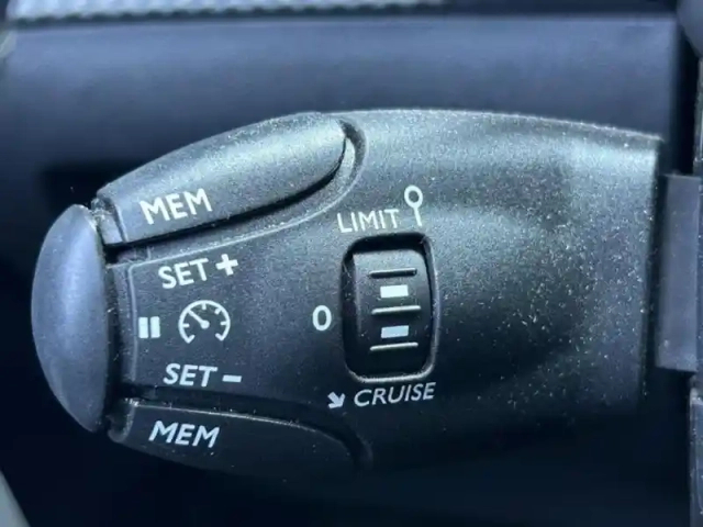 Peugeot 2008 1.2 puretech 130ch s&amp;s allure eat8 7cv — photo 10