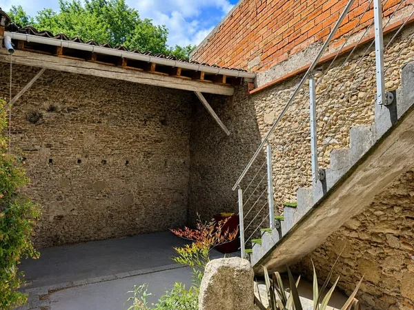 Charmante maison de village avec terrasse, garage et extérie