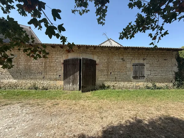 BELLE PARCELLE - VASTE DEPENDANCE EN PIERRES