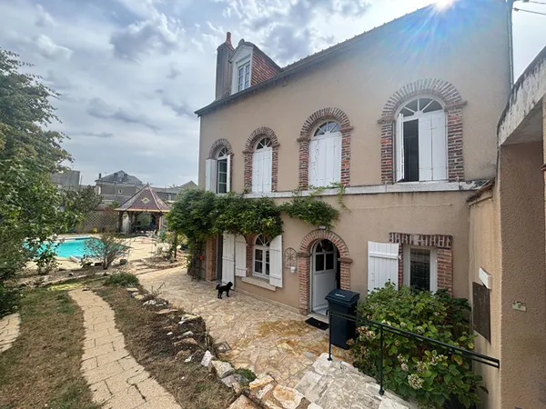 Maison Châteauroux T7 avec garage, jardin et piscine