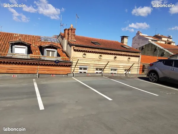 Une place de parking aérienne et sécurisée