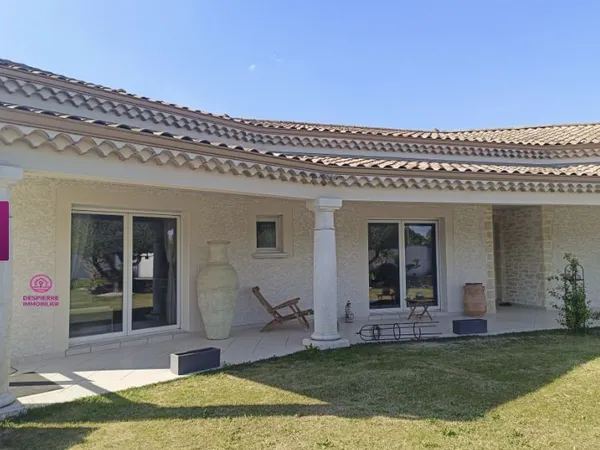 RARE SUR LE SECTEUR Villa d'architecte avec piscine chauffée, jardin intimiste et garage de 81 m²