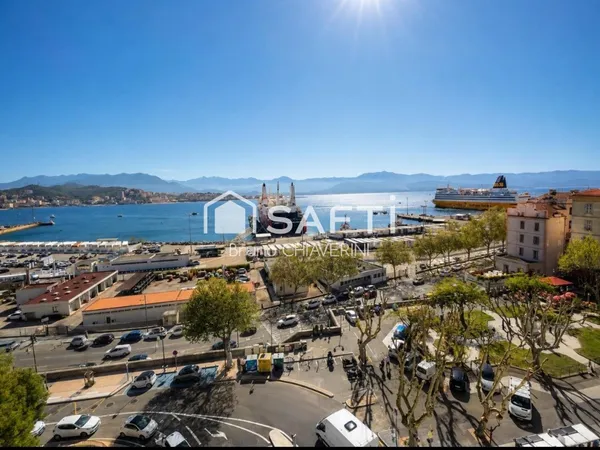 Vue imprenable sur le port d'Ajaccio et le cours Napoleon