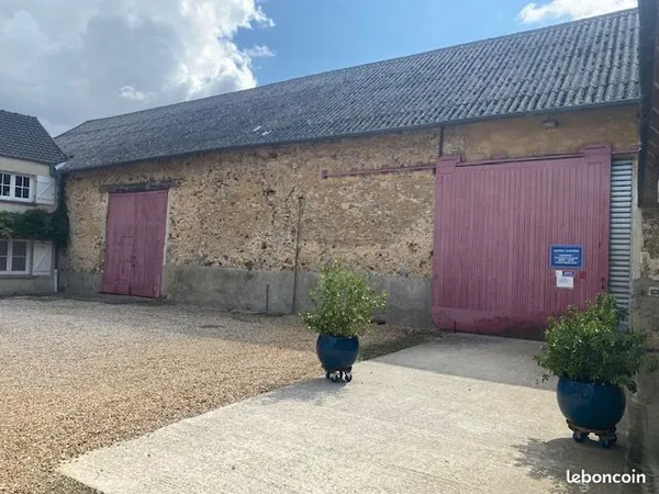 Espace de stockage/Garage grande hauteur fermé dans corps de ferme