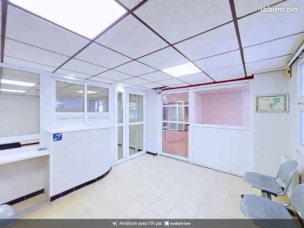 Bureau à vendre avec acceuil public et salle d'attente de 250m² à Istres