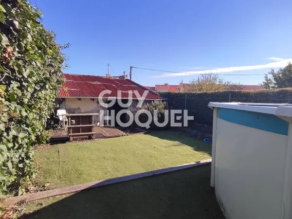 Maison rénovée de 97 m² avec dépendance, garage et patio