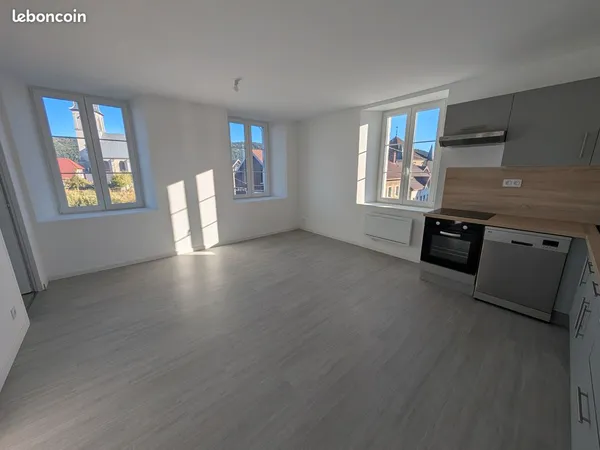 Appartement F4 bis récemment rénové - 109 m² - Centre de Mouthe