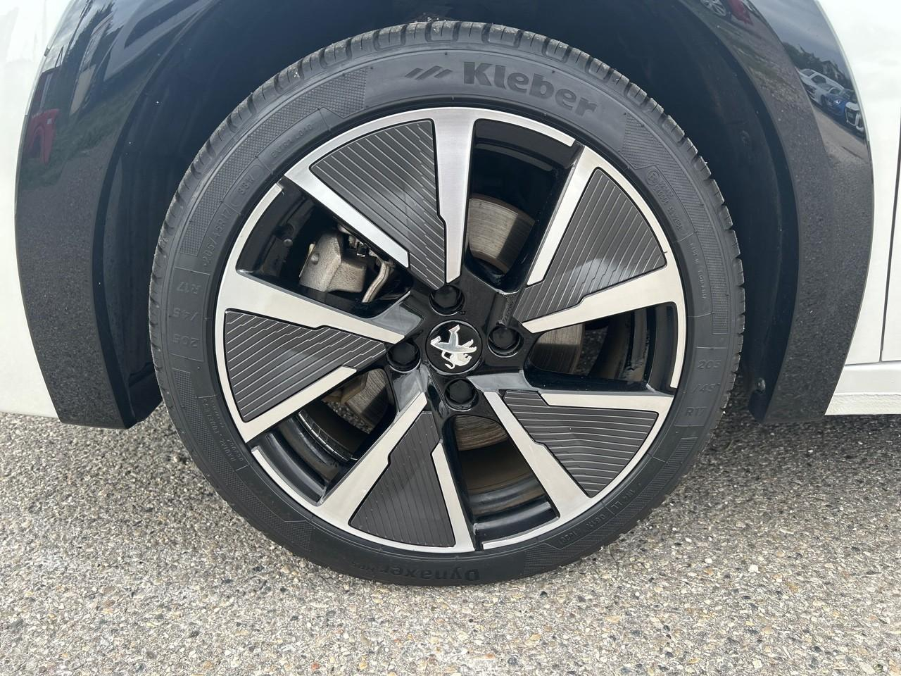 Peugeot 208 e-208 136ch gt — photo 11