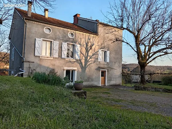 Maison ancienne rénovée 210 m2 à Lissac et mouret