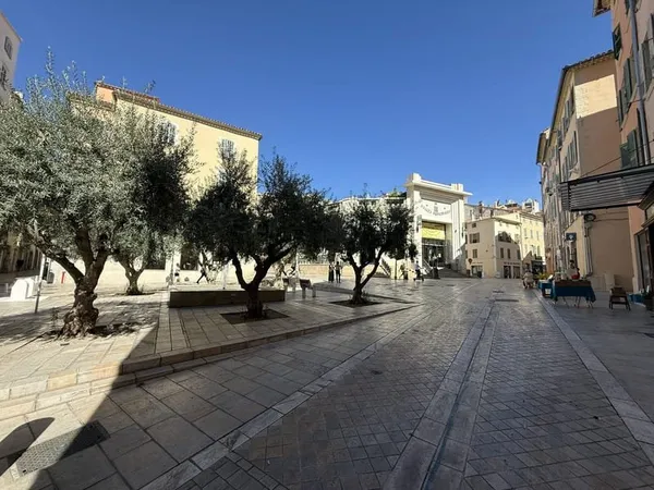 TOULON AU COURS DE LA VILLE HISTORIQUE - APPARTEMENT EN COUR