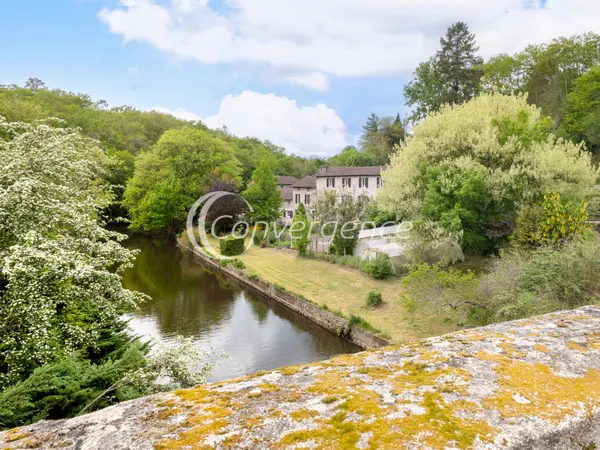Proche de Rochechouart propriété de caractère avec moulin hi