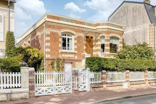 Maison 8 pièces 235 m²