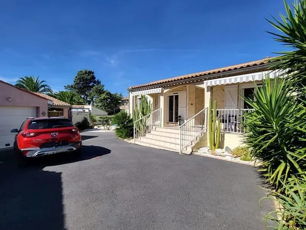 Villa de plain-pieds avec piscine