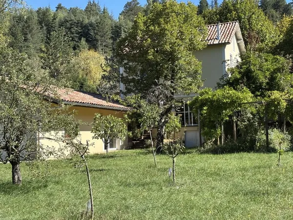 Maison avec dépendance/atelier et terrain