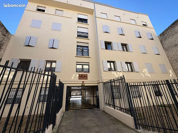 Parking/box NIMES