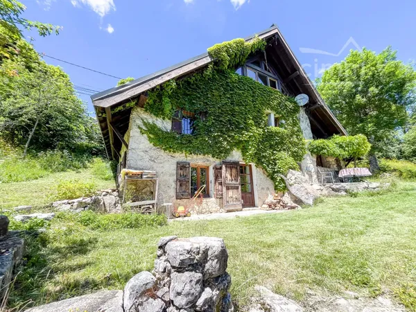 Maison de caratère d'environ 150 m² - Vue dégagée sur Belledonne - Terrain d'environ 1000 m² sans vi