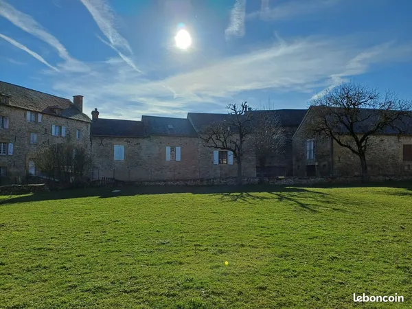Ensemble immobilier en pierre avec terrain