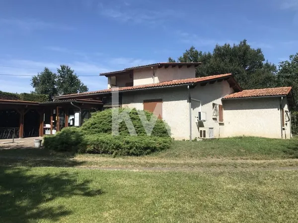 Propriété de 8000 m2 avec une maion de 300 m2