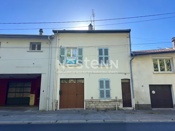 BAR LE DUC : Maison de ville 74 m² à rénover, 4 pièces, 2 chambres, garage, terrasse et jardin