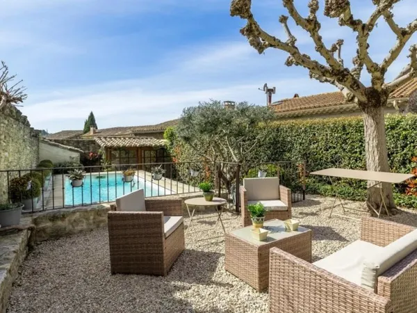 Maison de village avec jardin et piscine