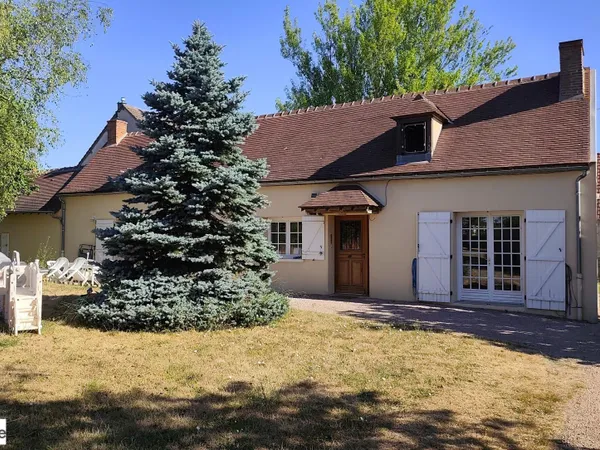 Fermette rénovée 3 chambres, dépendances sur 1430 m² de parcelle.