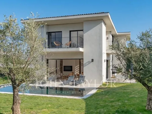 Maison neuve avec 5 chambres à louer à Mougins