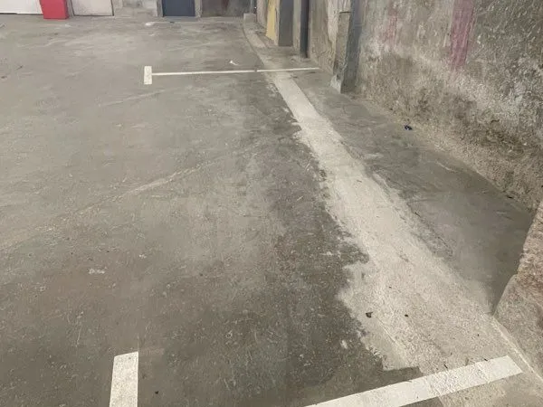 Place de parking dans garage sécurisé