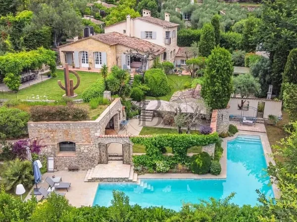 PROCHE MOUGINS - VILLA DE CHARME - AU CALME