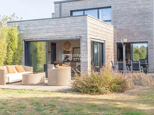 Belle maison en bois contemporaine et son jardin paysagé