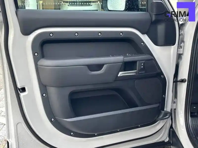 Land Rover Defender 110 p300e awd auto — photo 35