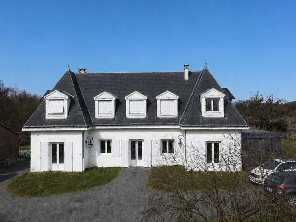 Belle villa bourgeoise avec piscine sur terrain arboré.