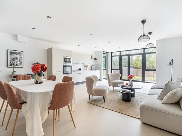 Appartement type loft rénové contemporain avec jardin privatif