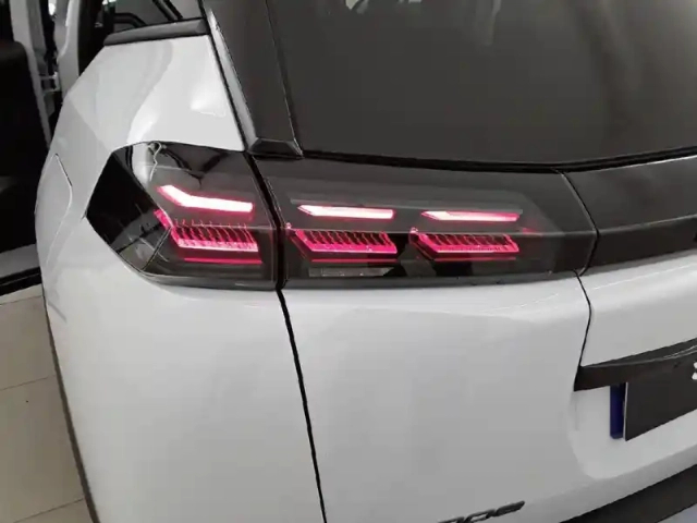 Peugeot 2008 hybrid 145 e-dcs6 — photo 33