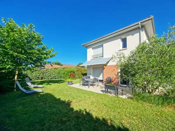 Maison familiale avec jardin et garage