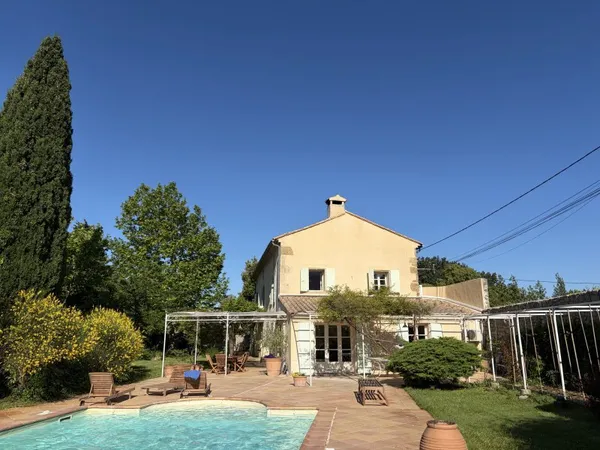 Vends maison rénovée avec parc et piscine