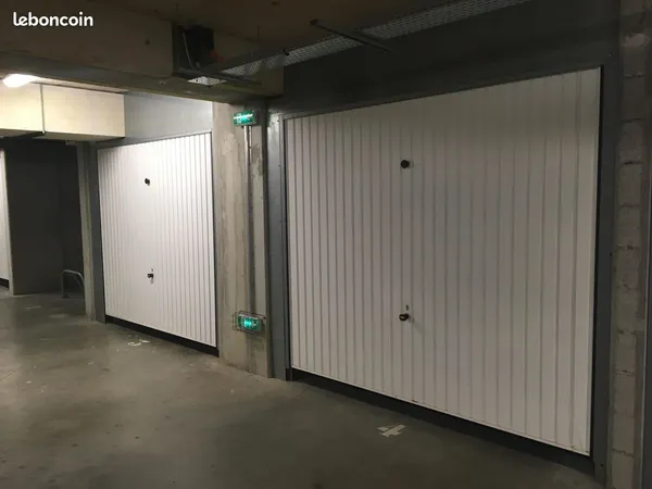 Garage ferme dans parking ferme